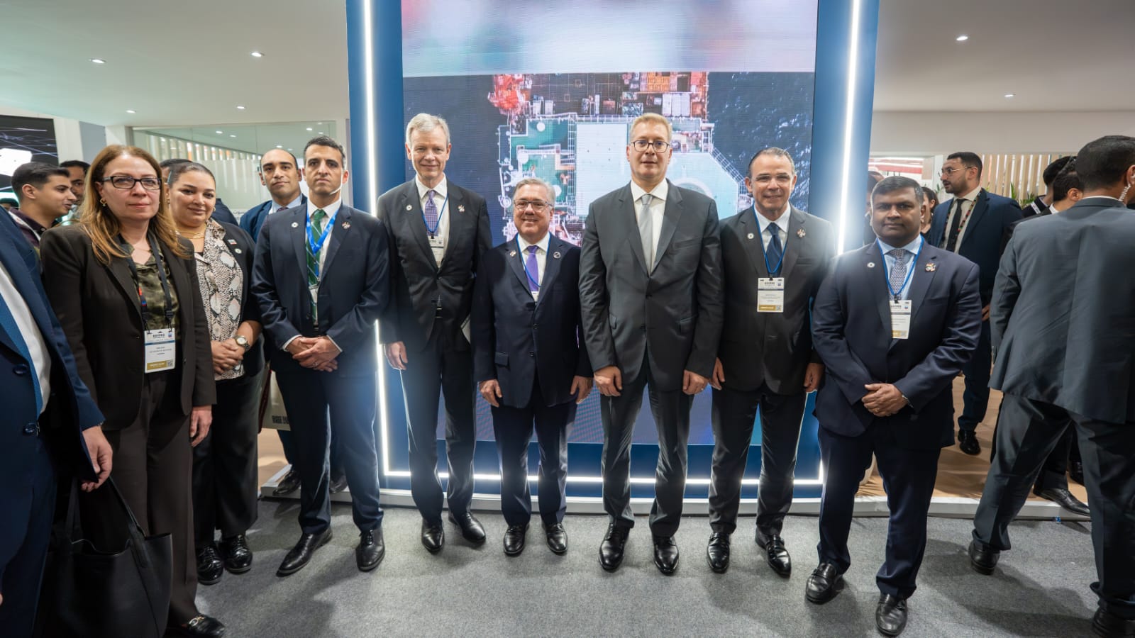 وزير البترول  يتفقد أجنحة الشركات المشاركة في إيجبس 2026